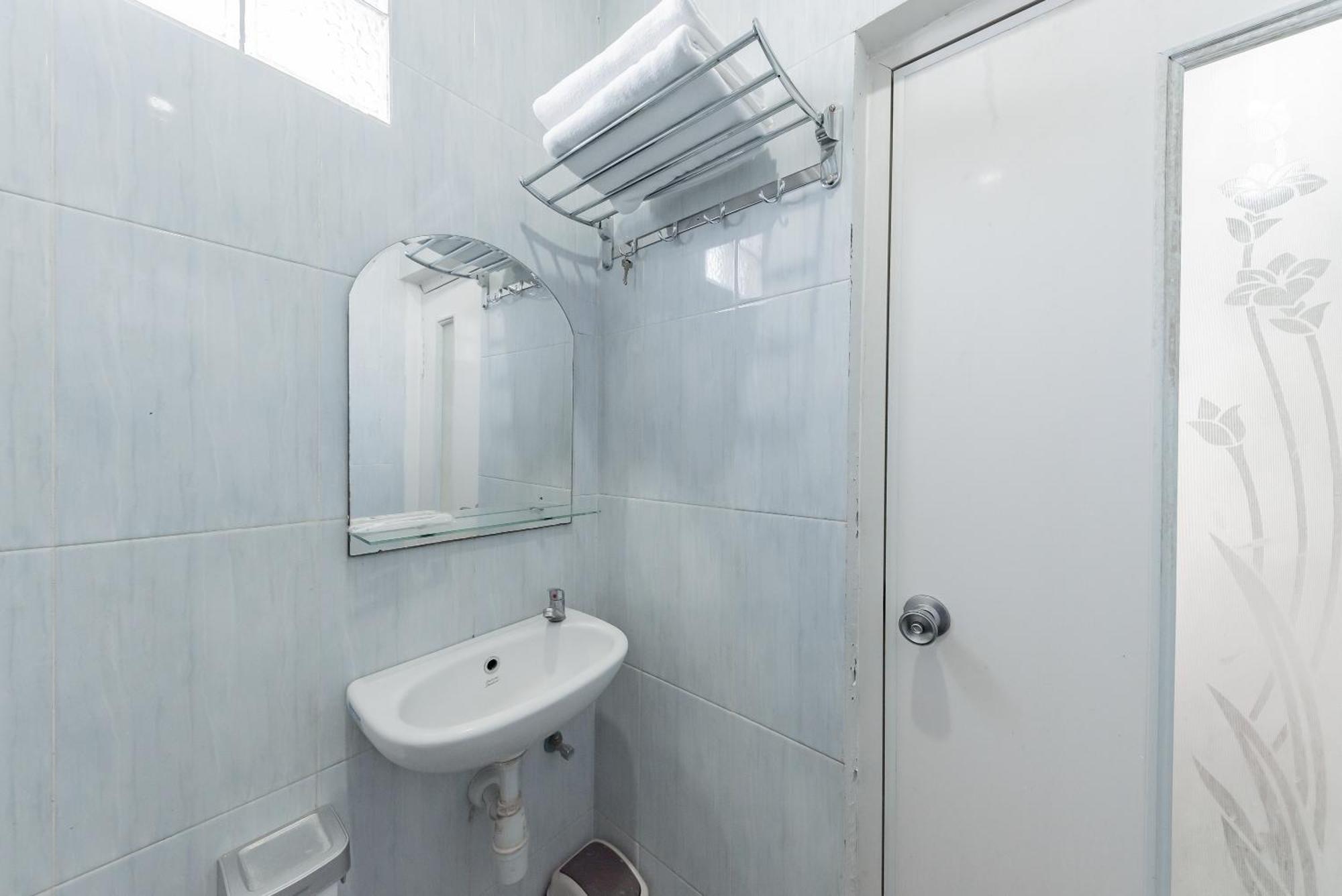 Reddoorz Near Pasar Baru Bandung Otel Dış mekan fotoğraf